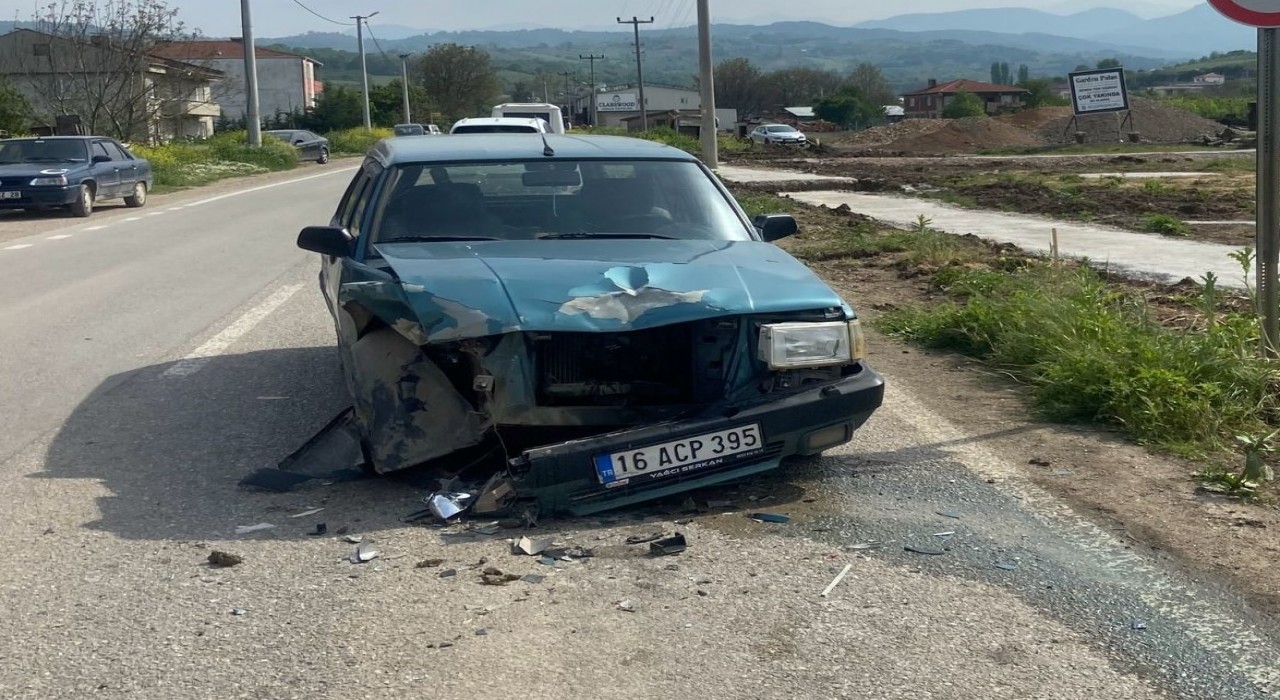 Traktör ile otomobil çarpıştı: 1i çocuk, 3 yaralı