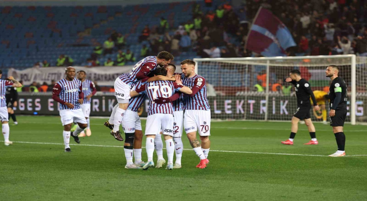 Trendyol Süper Lig : Trabzonspor: 2 - Çaykur Rizespor: 0 (İlk yarı)
