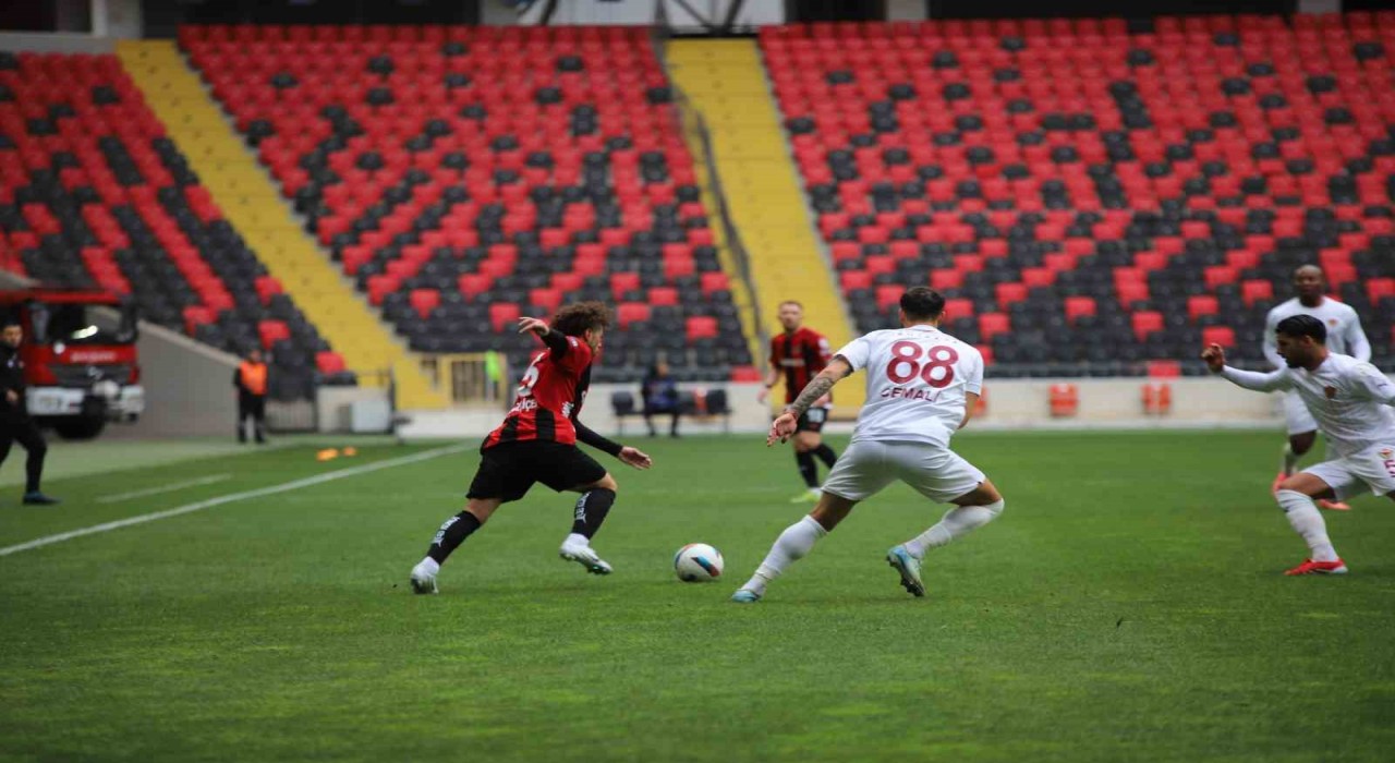 Trendyol Süper Lig: Gaziantep FK: 1 - Atakaş Hatayspor: 1 (İlk yarı)