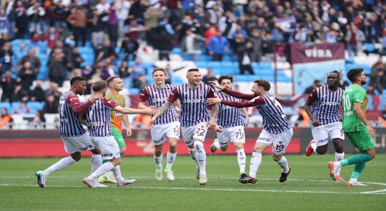 Trendyol Süper Lig: Trabzonspor: 4 - Alanyaspor: 2 (İlk yarı)