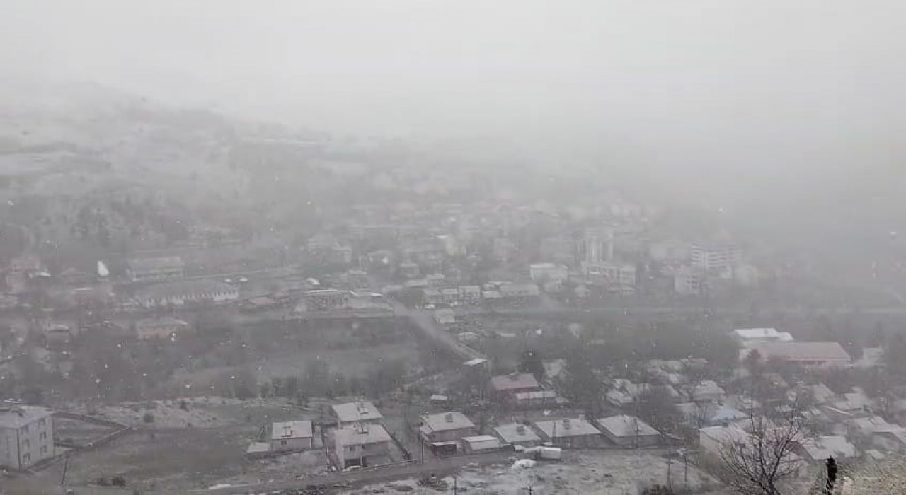 Tuncelide nisan ayında kar sürprizi