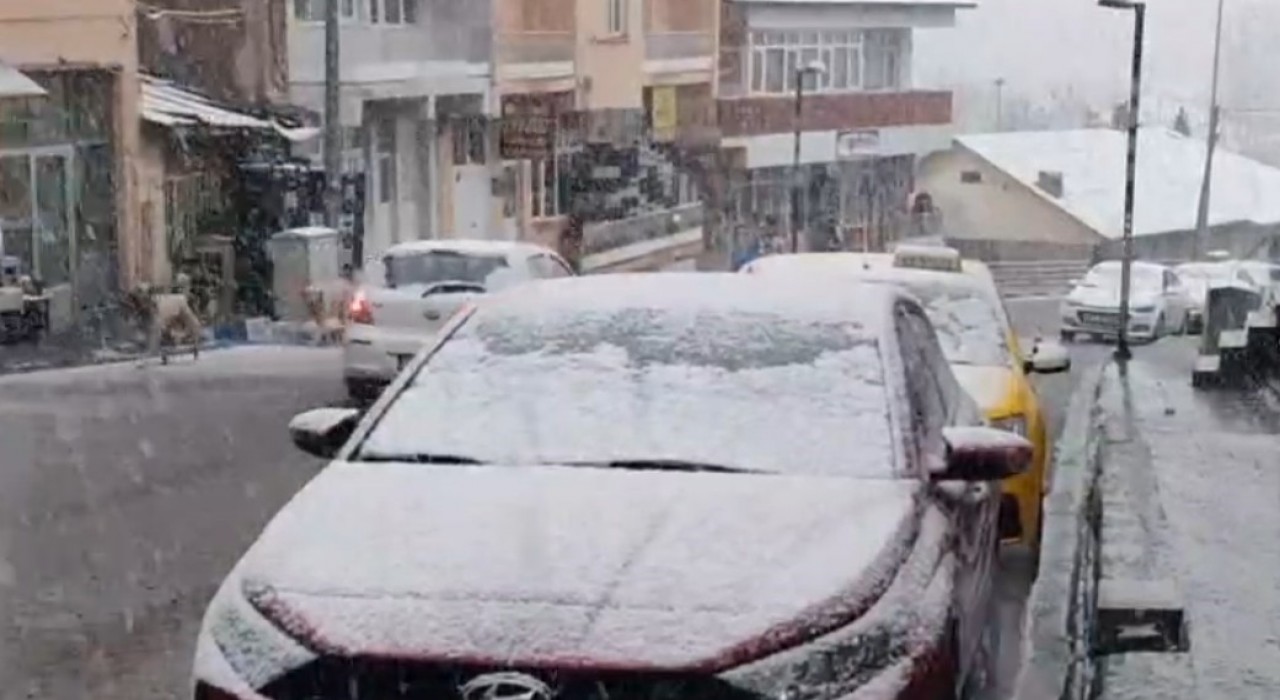 Tuncelide nisan ayında kar yağışı