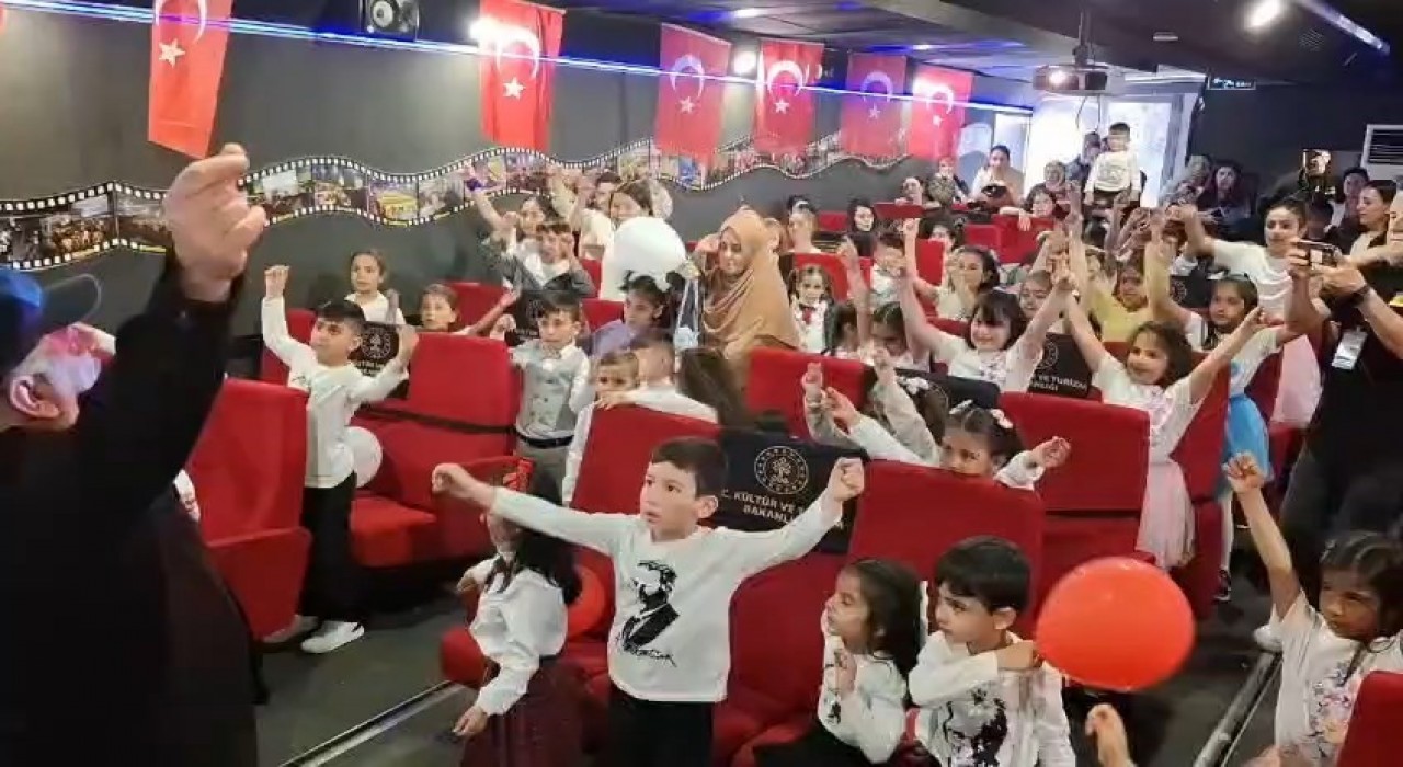 Tuncelide öğrenciler Gezen Sinema ile doyasıya eğlendi