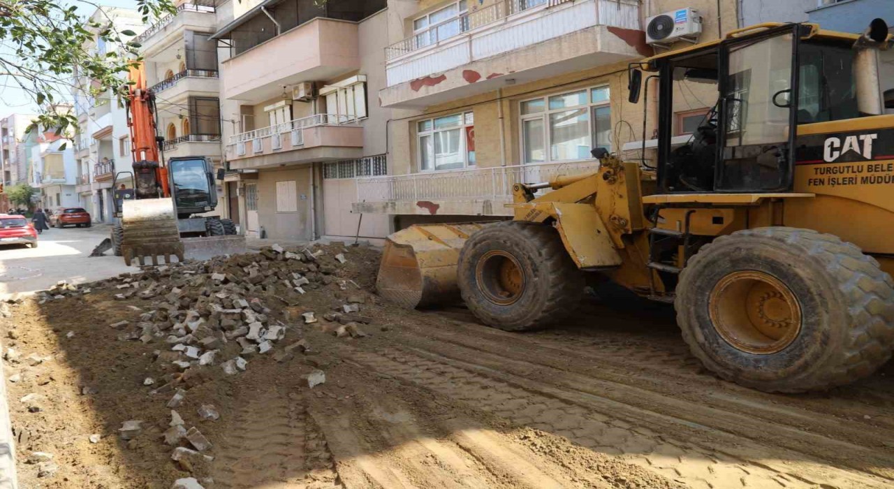 Turgutluda 12 sokakta yol çalışması yapılıyor