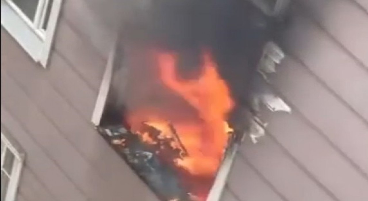 Turgutluda korkutan ev yangını, çocuklar yangın merdiveni ile tahliye edildi!