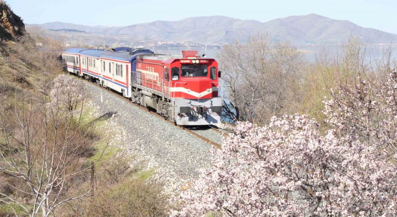 Turistik Diyarbakır Ekspresi sefere başladı