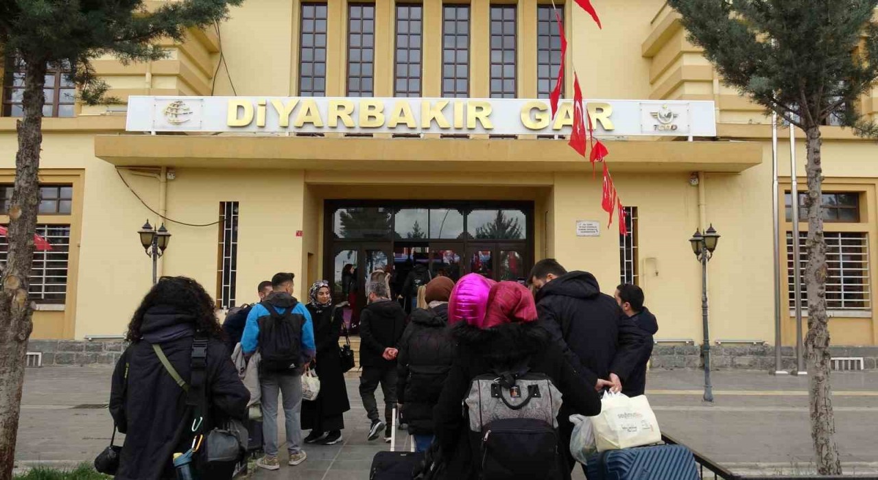 Turistik Diyarbakır Ekspresiyle gelen ziyaretçiler kenti öve öve bitiremedi