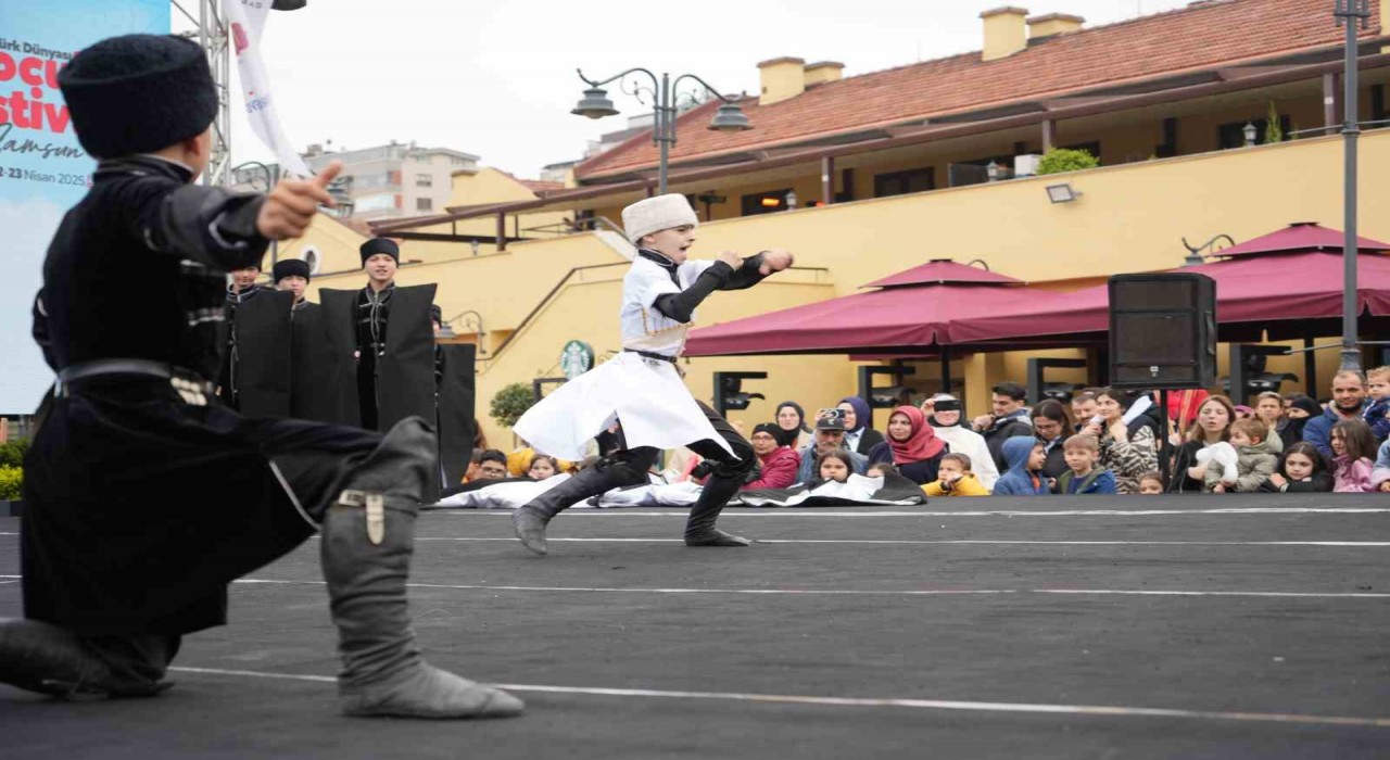 Türk dünyası çocuklarından coşkulu  halk oyunu gösterisi