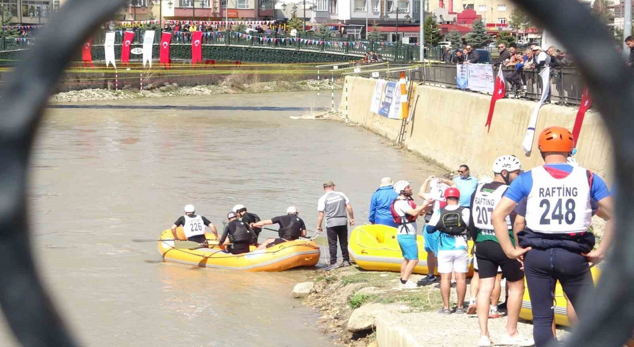 Türkiyenin en hızlı akan Çoruh Nehrinde rafting heyecanı yaşandı