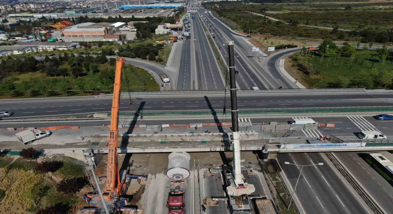 Tuzlada 3 gündür köprü altında sıkışan tırı kurtarma operasyonu