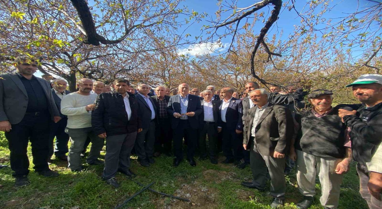 TZOB Genel Başkanı Bayraktar, Elazığda zirai dondan etkilenen üreticilerle bir araya geldi