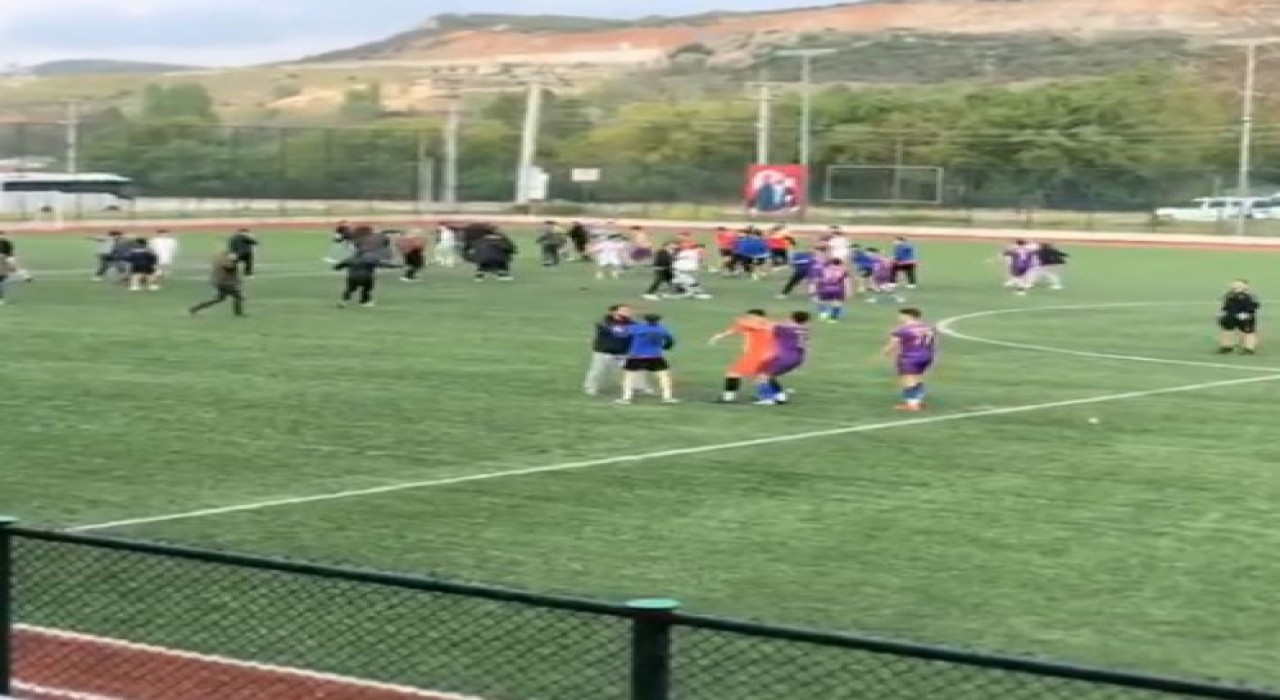 U18 Türkiye Şampiyonasında yeşil saha adeta ring alanına döndü