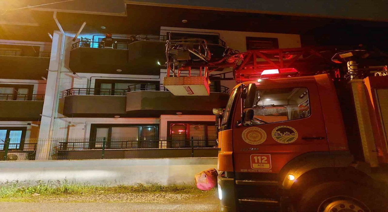 Üç katlı binada kombi yangını paniği: Ekipler alevler eve sıçramadan kontrol altına aldı