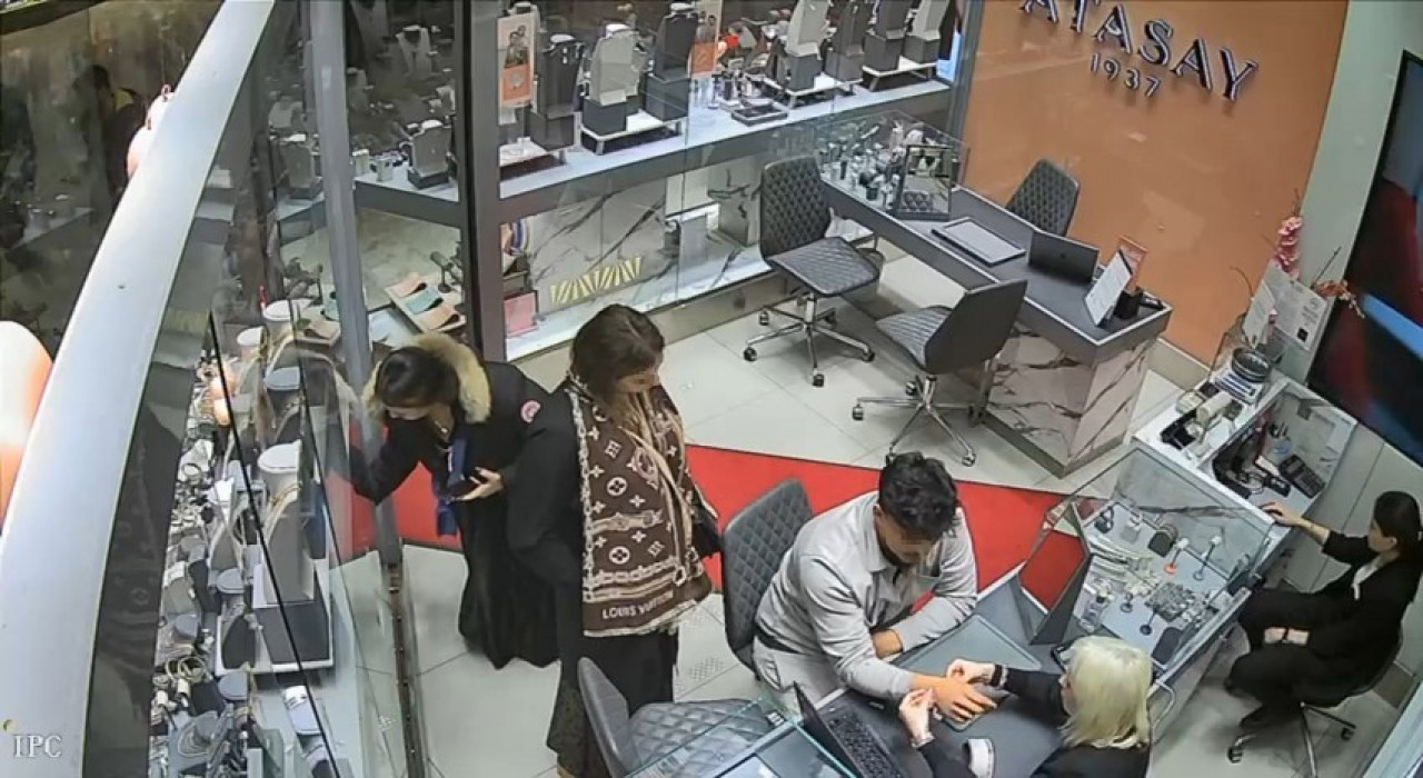 Ümraniyede kuyumcuda hırsızlık anı kamerada