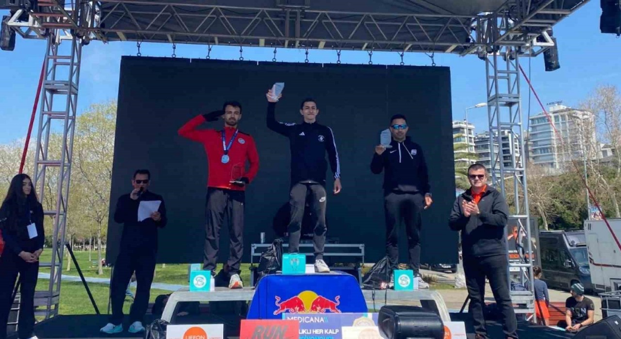 Ümraniyeli Sporcu Bosphorus Çeyrek Maraton Yarışlarında şampiyon oldu