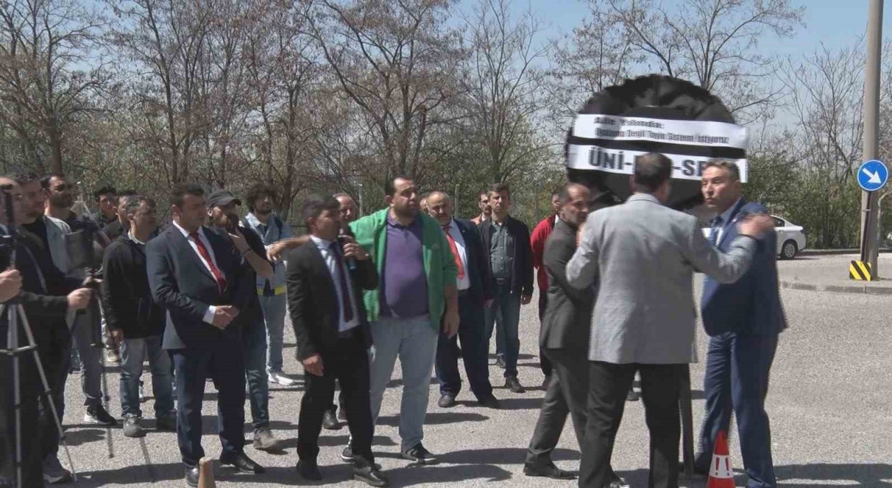 ÜNİPERSENden YÖK önünde siyah çelenkli basın açıklaması