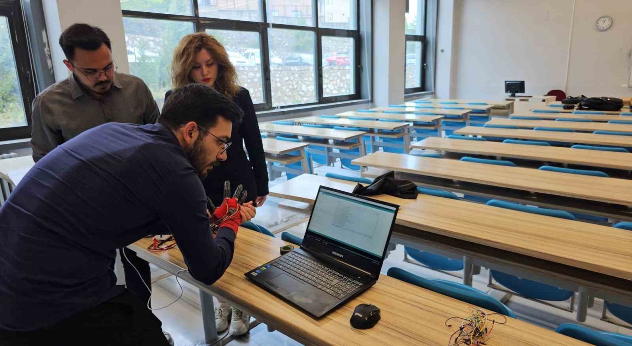 Üniversite öğrencilerinden işaret dilini sese ve yazıya çeviren akıllı eldiven: Elitişim