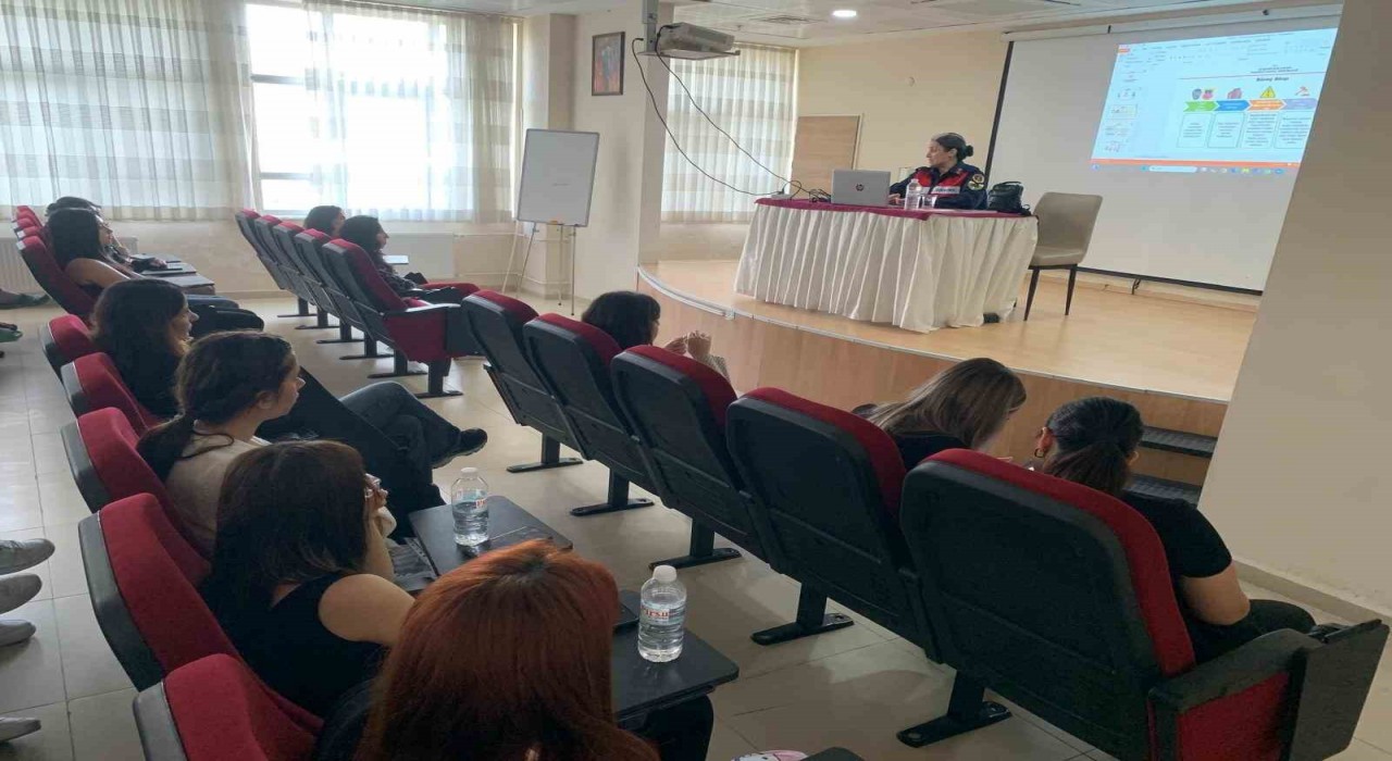 Üniversiteli gençlere jandarmadan kadına şiddet eğitimi
