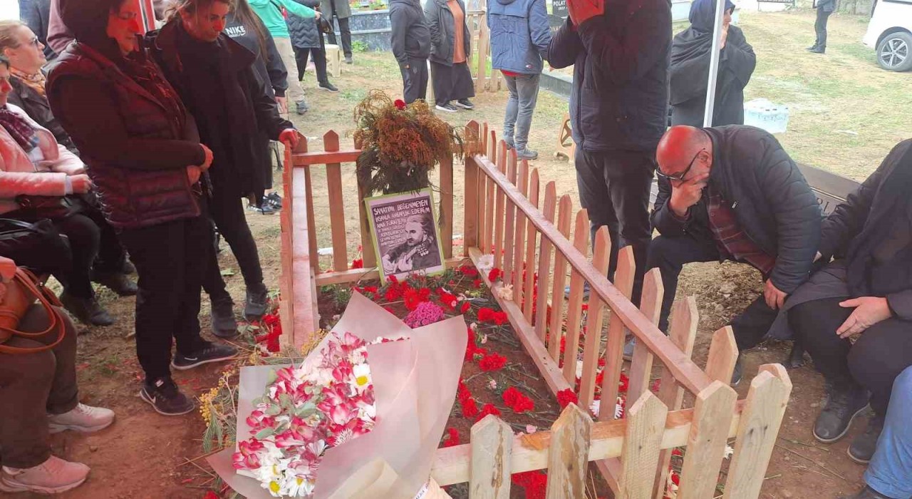 Ünlü sanatçı Volkan Konakı sevenleri yalnız bırakmıyor