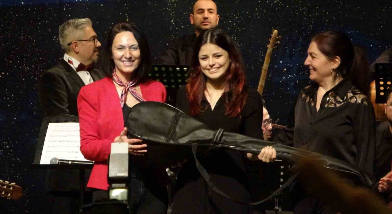 Uşakta ‘Liselerarası Halk Müziği Solo ses yarışması düzenlendi