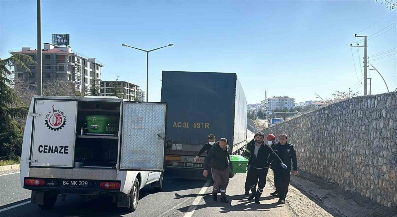 Uşakta motosiklet ile tır çarpıştı: 1 ölü