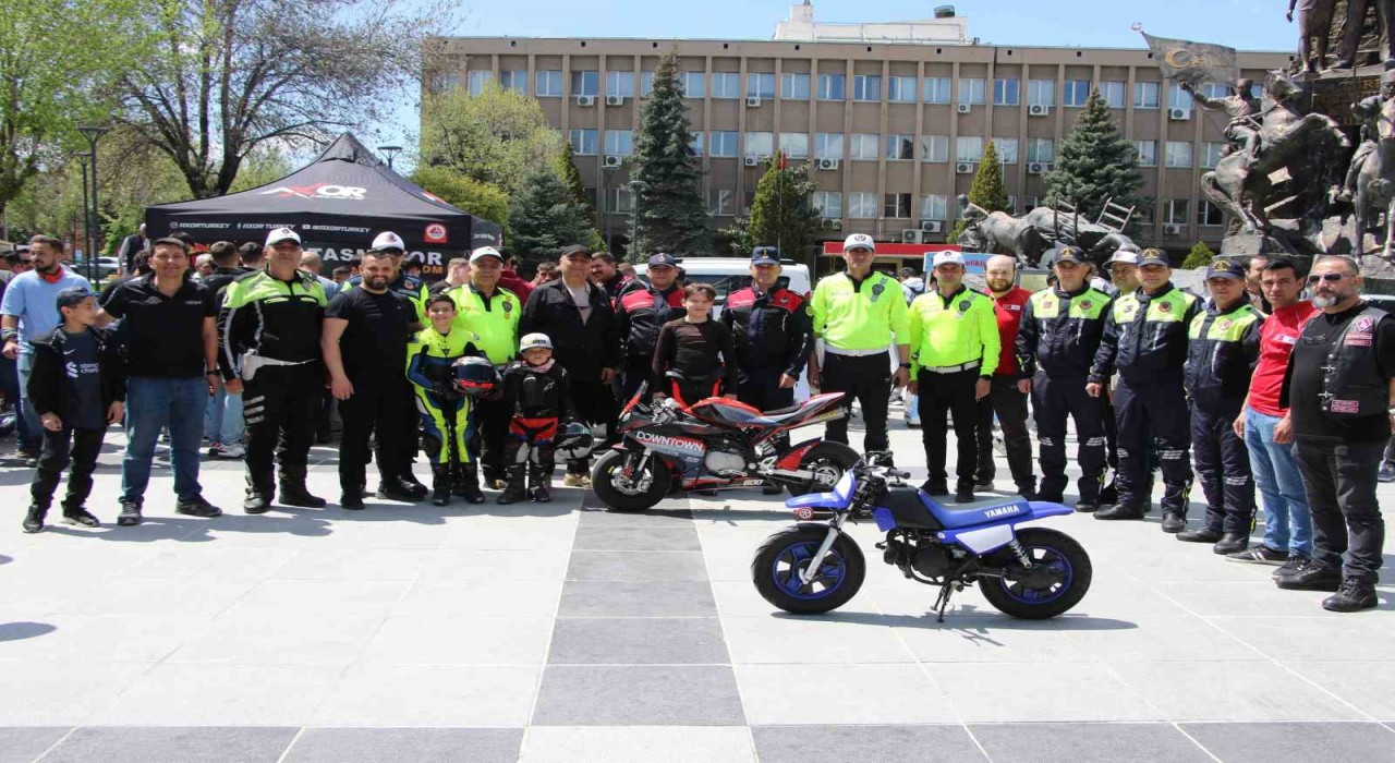 Uşakta polis ve jandarma ekiplerinden motosiklet sürücülerine farkındalık eğitimi