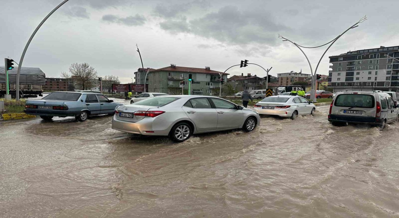 Uşakta sağanak yağış yolları göle çevirdi