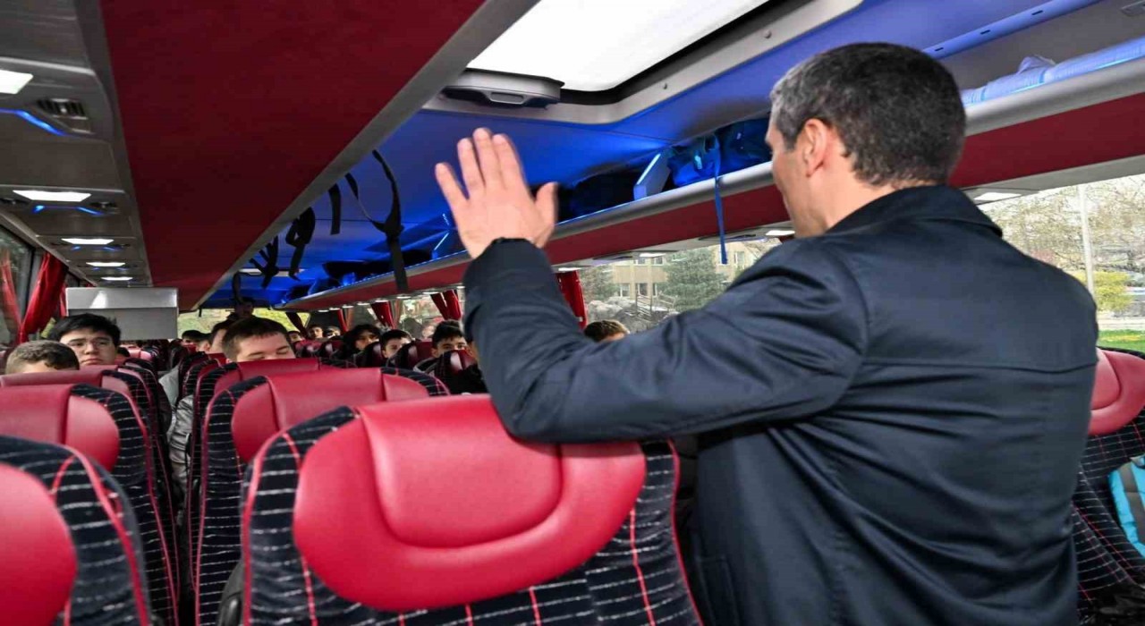 Uşaktan Çanakkaleye gidecek ilk öğrenci kafilesi uğurlandı