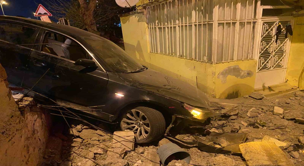Üsküdarda otomobil evin bahçesine uçtu, sürücü kaçtı