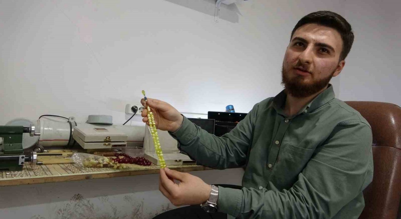 Usta ellerin ürettiği tespihler 10 ila 15 bin TL arasında alıcı bulabiliyor
