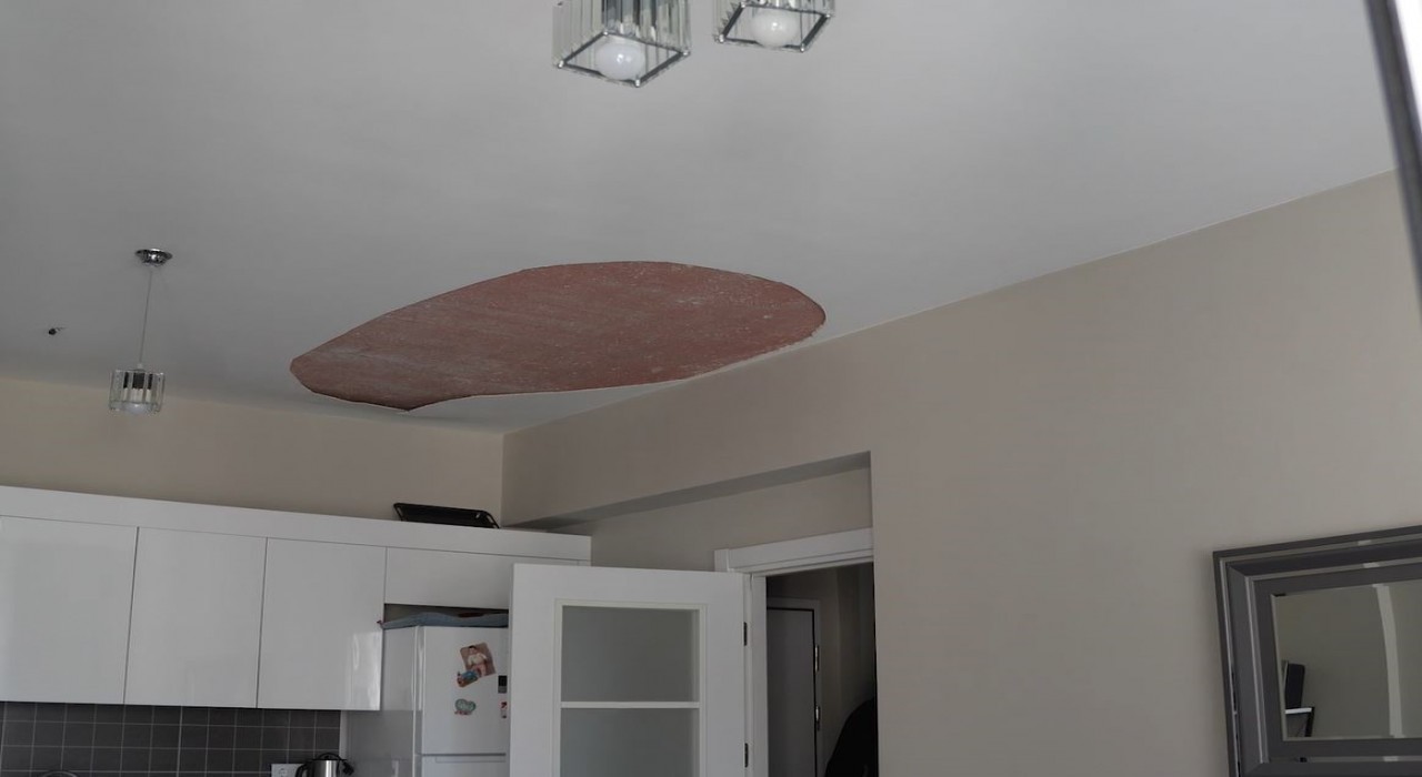 Ütü yapan kadının başına bir anda tavan düştü