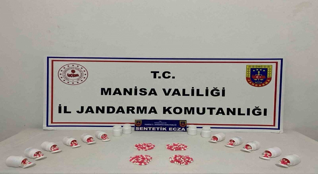 Üzerinde yüzlerce sentetik ecza hapı ele geçirildi