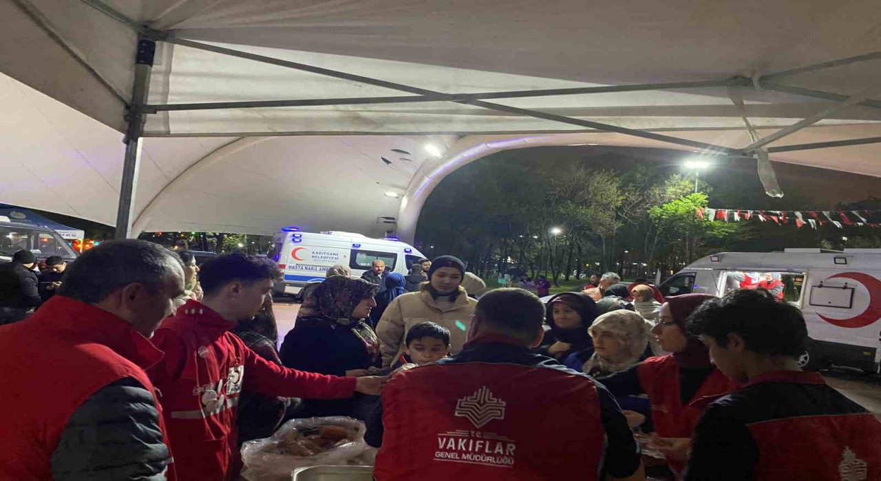 Vakıflardan depremin ardından geceyi parkta geçiren vatandaşlara ikram