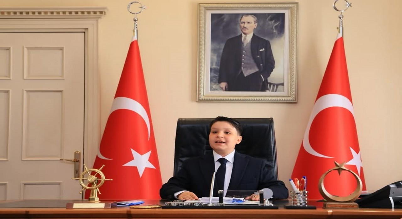 Vali Akbıyık, 23 Nisanda koltuğunu minik öğrencilere devretti