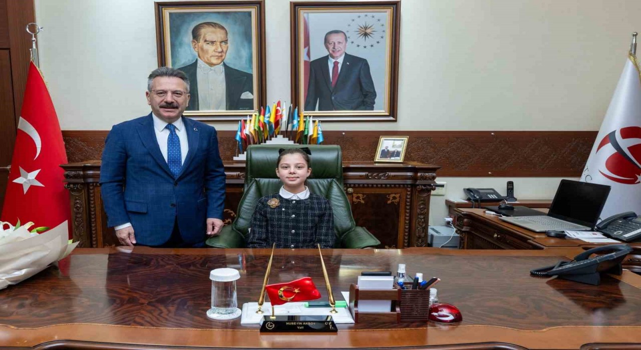 Vali Aksoy 23 Nisanda koltuğunu minik Haticeye devretti