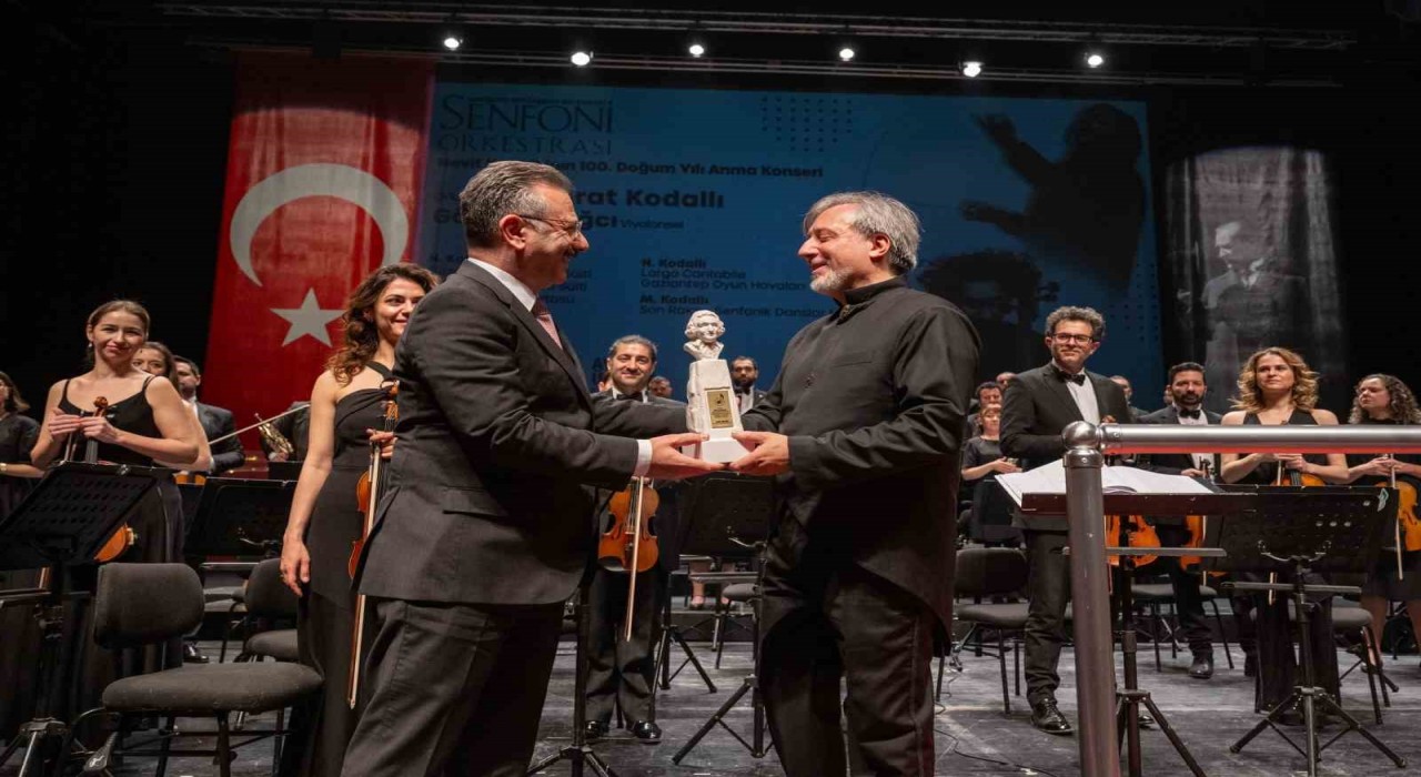 Vali Aksoy, Nevit Kodallının anısına düzenlenen konsere katıldı