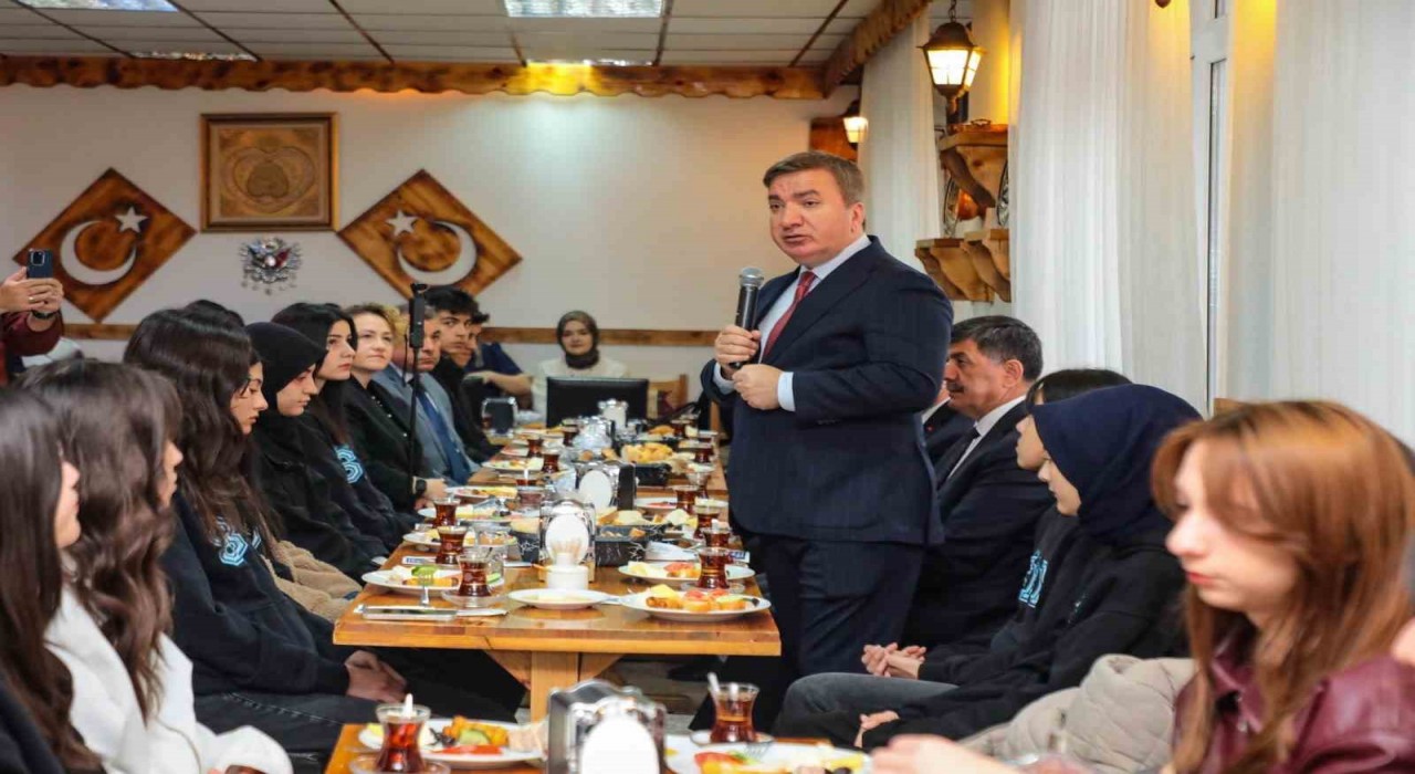 Vali Aydoğdu PISA sınavı öncesi öğrencilerle bir araya geldi