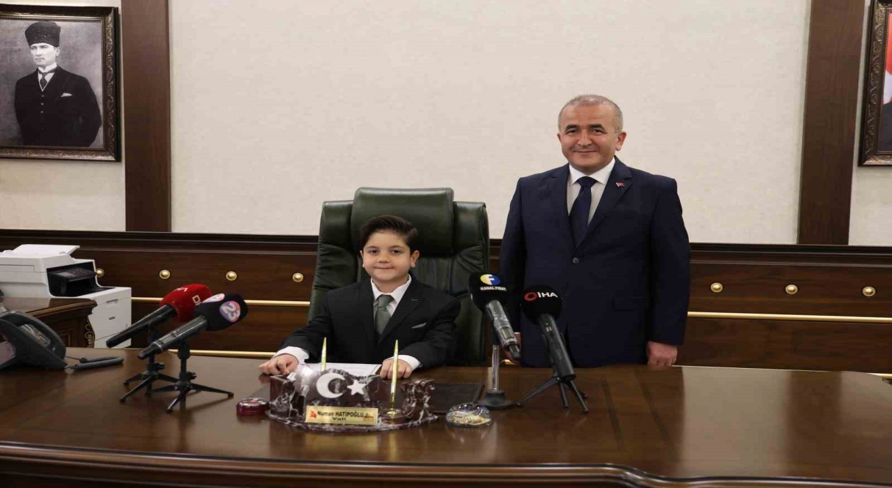 Vali koltuğuna oturan minik Mustafanın ilk talimatı emniyet müdürüne oldu