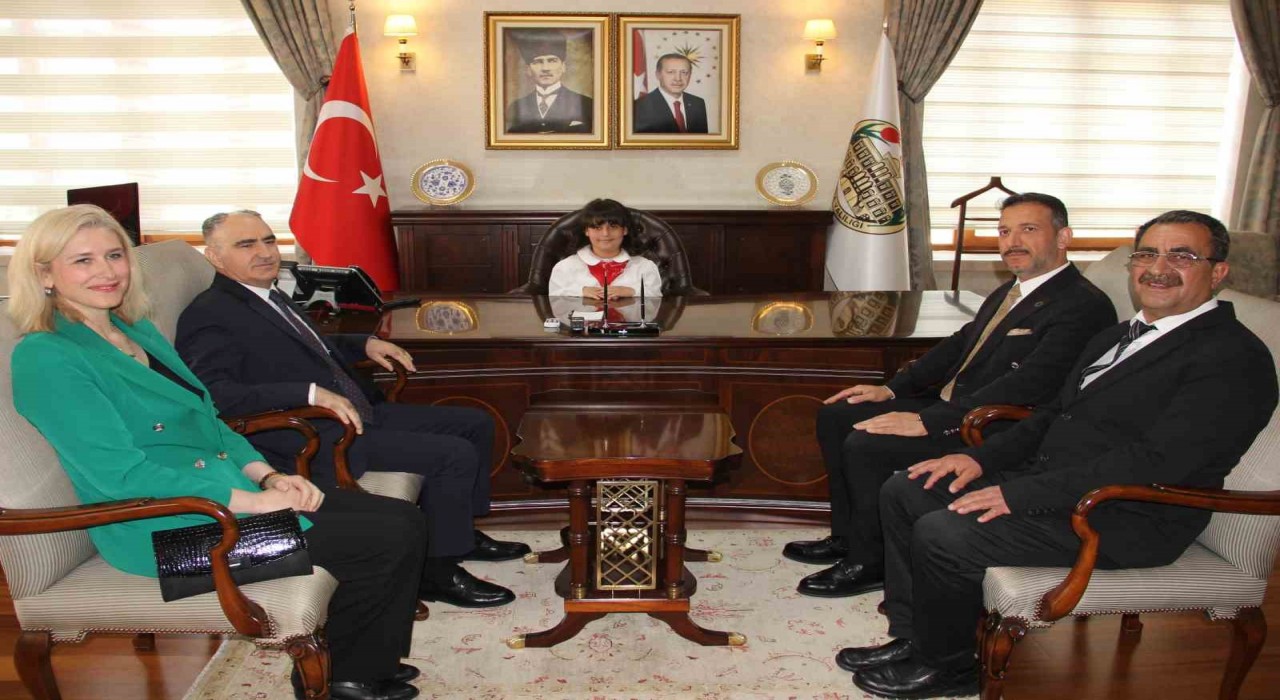 Vali Özkan makamını devretti