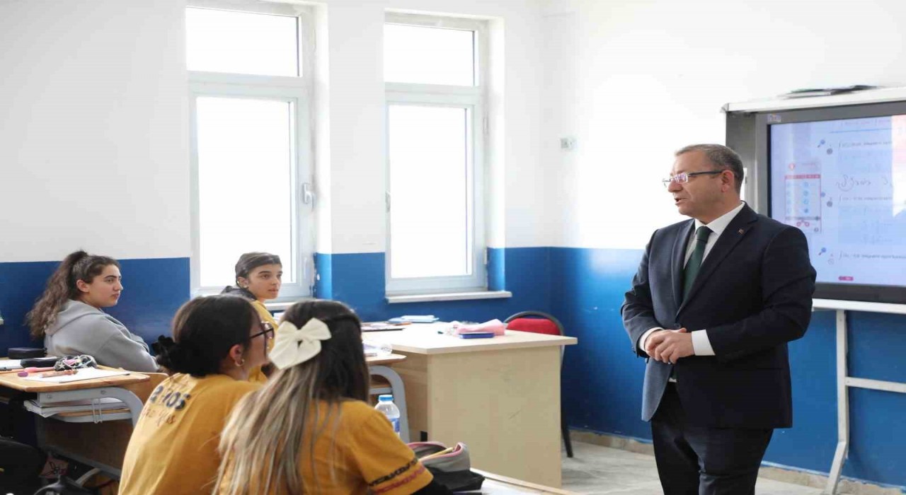Vali Polatın okul ziyaretleri devam ediyor
