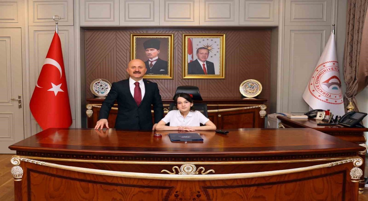 Vali Varol, koltuğu Defne Laraya devretti