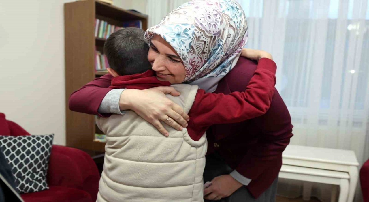 Vali Yiğitbaşında Sevgi Evlerindeki çocuklara bayram sürprizi