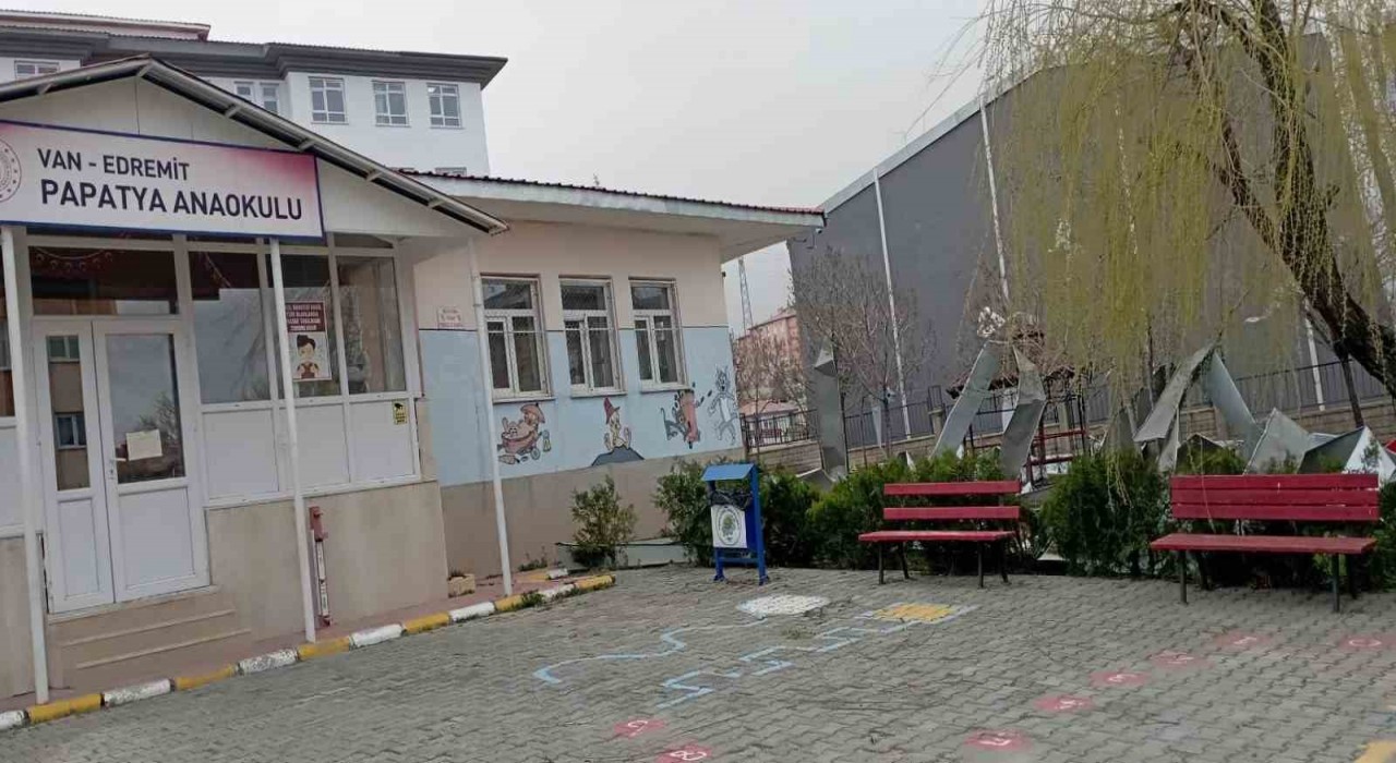 Vanda fırtına çatıları uçurdu, ağaçları ve direkleri devirdi