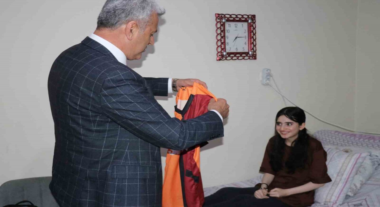 Vanda Galatasaraylı engelli kızın hayali gerçek oldu