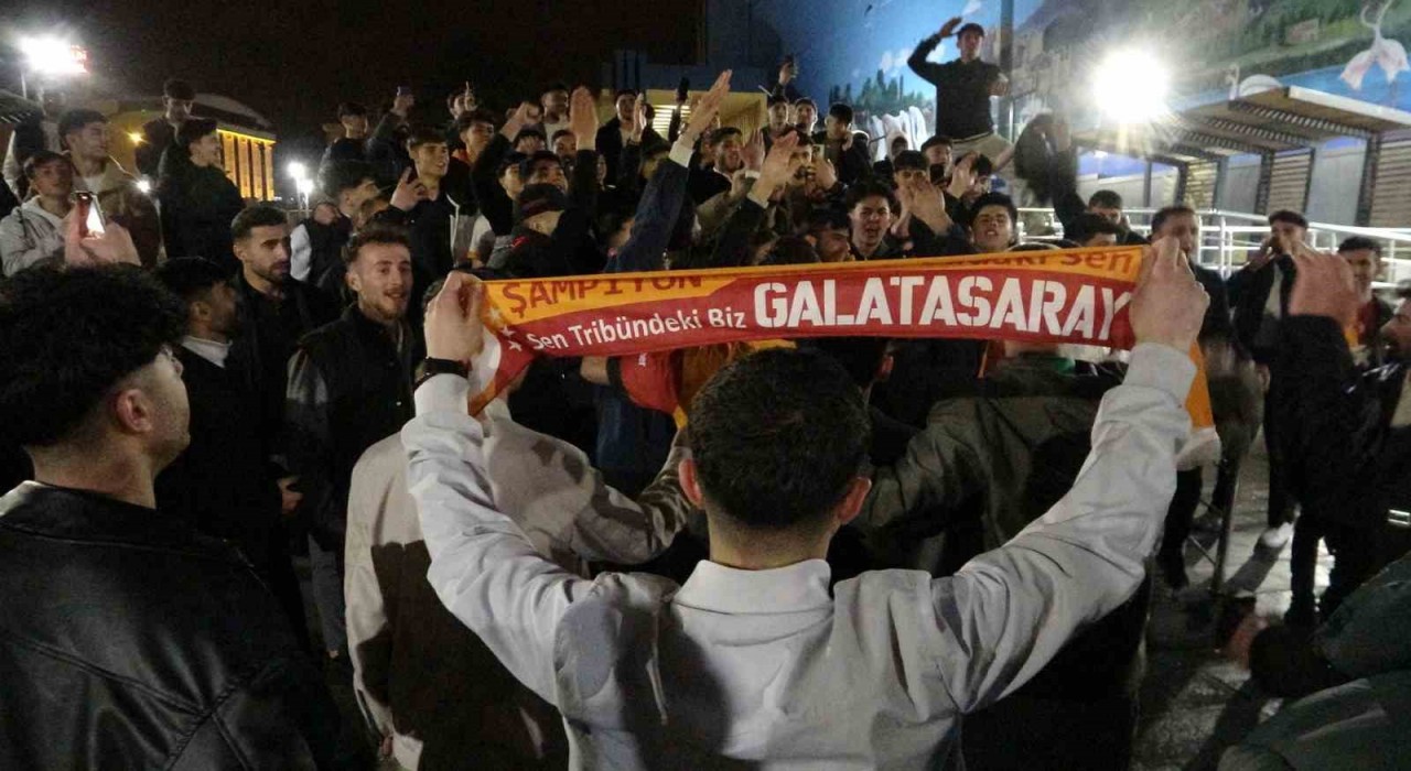 Vanda Galatasaraylı taraftarların derbi sevinci