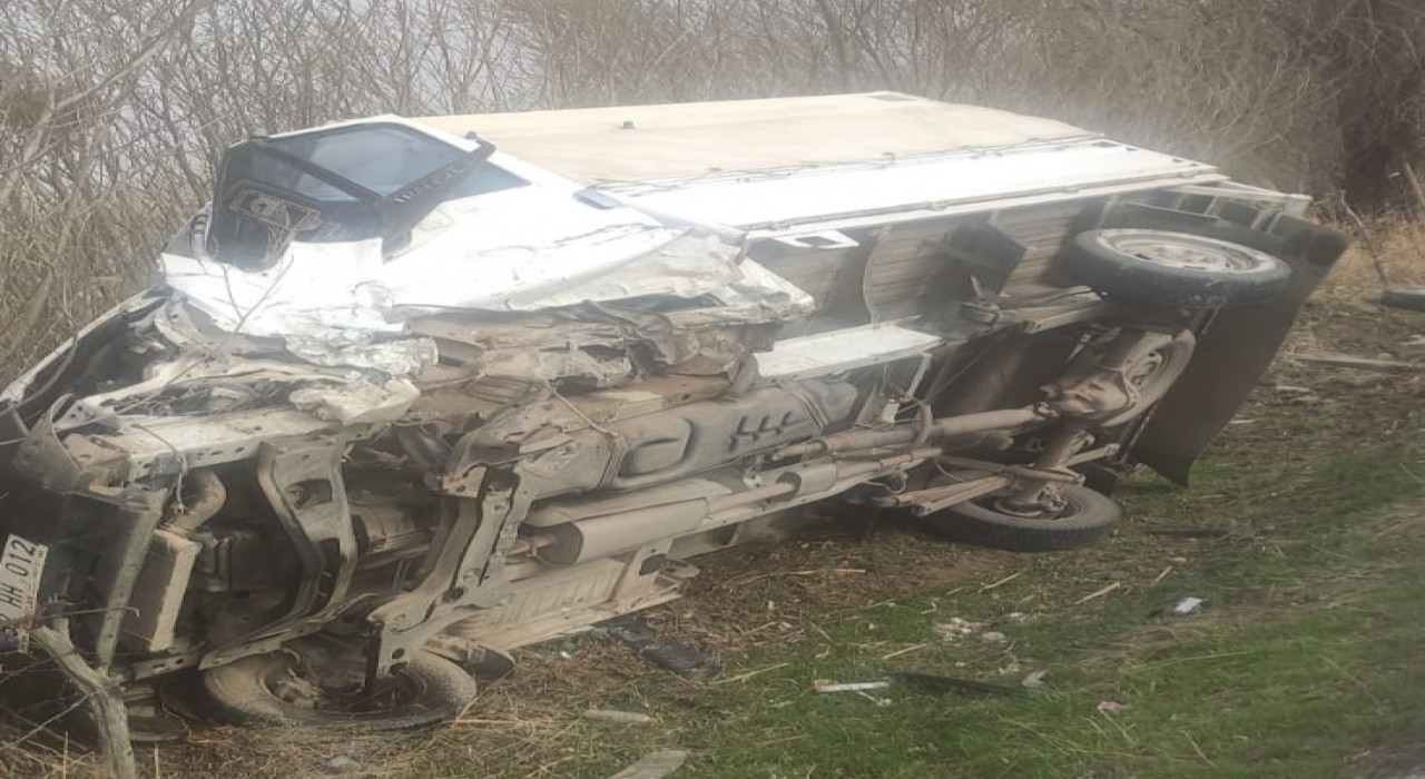 Vanda kamyonet otomobille çarpıştı: 3 yaralı