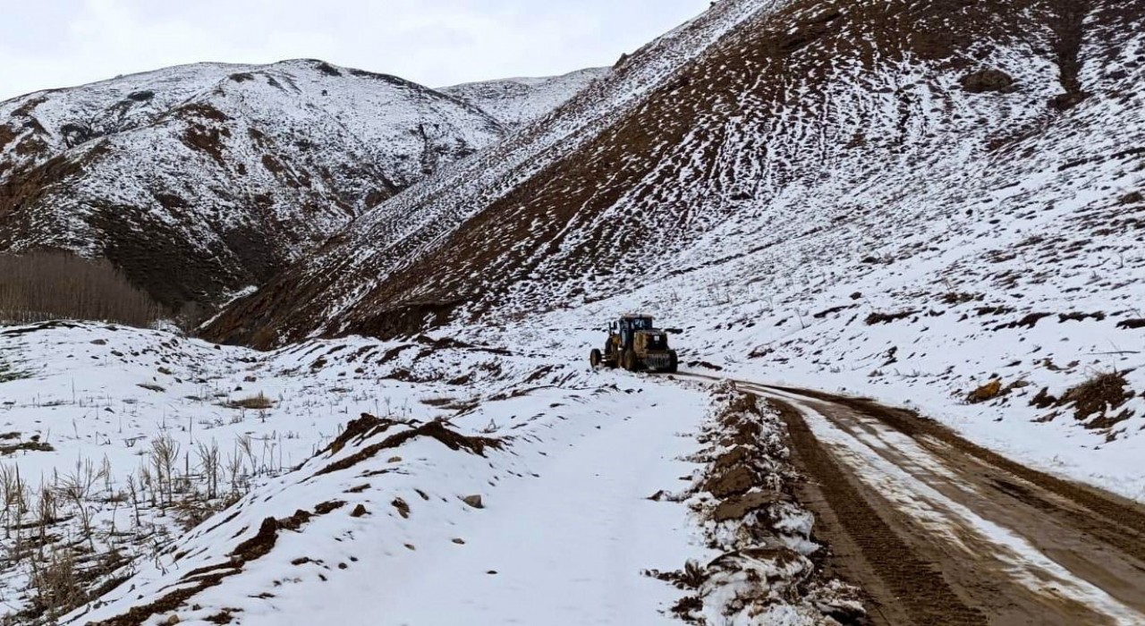 Vanda karla mücadele çalışması: 40 yol ulaşıma kapandı