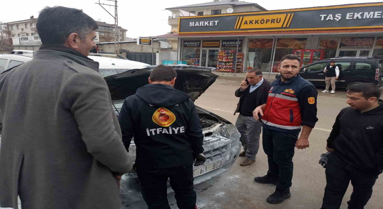 Vanda seyir halindeki aracın motoru yandı