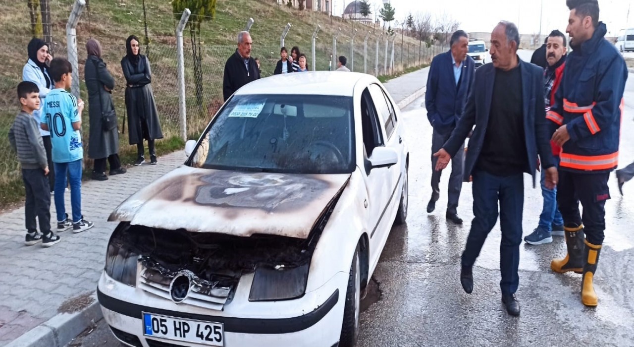 Vanda seyir halindeki otomobilin motoru yandı