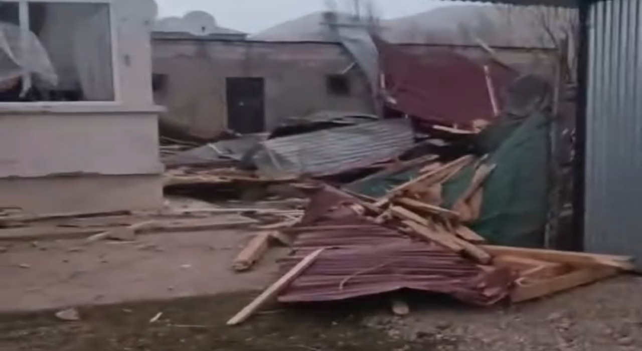 Vanda şiddetli rüzgar çatıları uçurdu